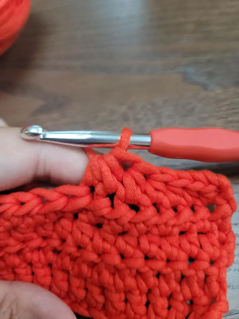 Picture of 1 loop on the crochet hook after pulling the last yarn over through all 5 loops that were on the crochet hook.